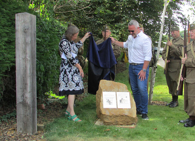 Jo and Paul unveil the Hobart memorial